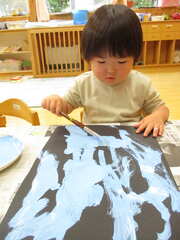 絵の具でお化けを描く1歳児
