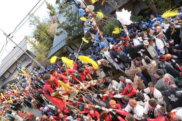 平成28年の御柱祭穴山の大曲の様子