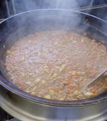 大きい窯にカレーができました