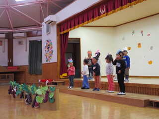 3歳児がステージに並んで歌をうたっています
