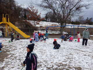 少ない雪の上で子どもたちは元気に遊んでいます