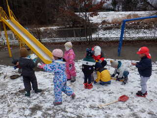 少ない雪を真剣に集める子どもたち