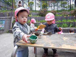 中庭で一歳児が遊んでいます