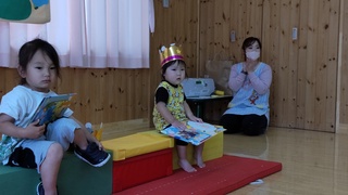 6月生まれの未満児さんが台に座って誕生会をやっています