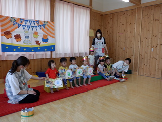 ７月生まれの３歳未満児さんが小さな積み木に座ってお祝いをしています