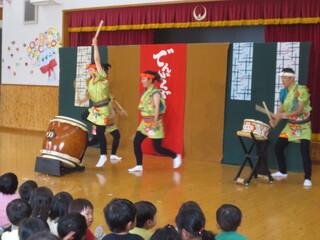 和太鼓の演奏を聞いています