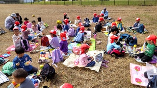 年中児が室内公園でお弁当を食べています