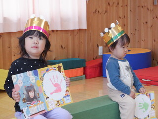 未満児組の１０月生まれの子どもがみんなの前でお祝いされています