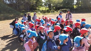 年少児と年中児が室内公園で並んでいます