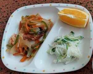 揚げた魚が甘酢だれで味付けされています