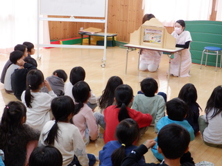 ５歳児が歯の紙芝居を見ています