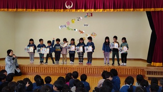 １月生まれの子どもたちがリズム室でお祝いされています