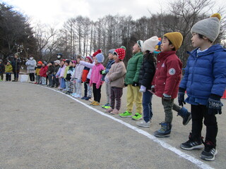 ４歳児が園庭で櫓を見ています