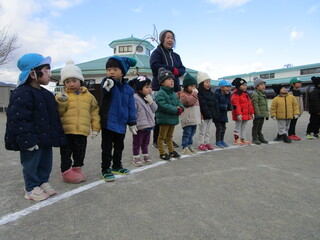 ３歳児が園庭で櫓を見ています