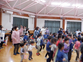 子どもたちがジャンボリミッキーを踊っています