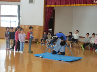 子どもが鉄棒を回っています