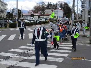 安全協会の方々と横断歩道を渡っています