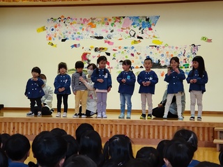 子どもたちがステージの上に立っています。