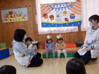 誕生者の紹介をしています