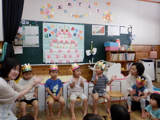 誕生日を迎えた５人の子が職員からインタビューを受けています