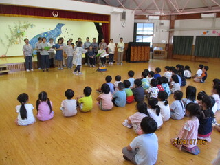 子どもたちがわらべの歌を聞いています