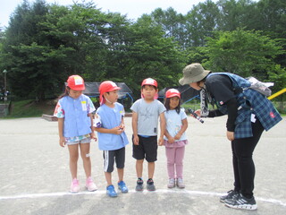 職員から子どもたちが七夕のお願い事をインタビューを受けています