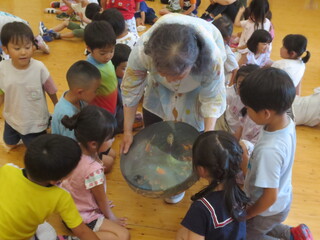 子どもたちが波が出る楽器に触れいます