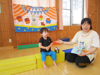 誕生日を迎えた１人の子が職員からインタビューを受けています
