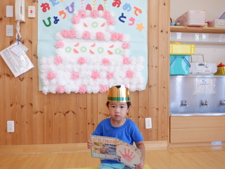 ３歳の男の子が冠をかぶっています