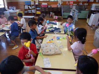 子どもたちがもらった景品を見せ合っています