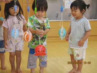 子どもたちがヨーヨーを選んでいます