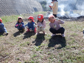 ５歳児が焼き芋を食べています