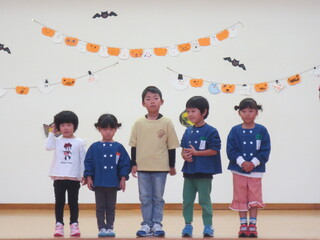 １０月生まれの子どもたちがお祝いされています