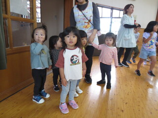 １歳児が以上児クラスと踊ろうとしています