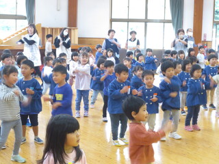 子どもたちがリズム室で踊っています