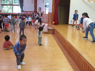 子どもたちがリズム室で踊っています