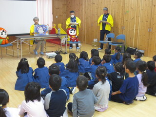 ５歳児が人権擁護委員の方の話を聞いています