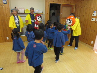 ５歳児が人権擁護委員の方に手を振っています