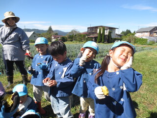 ４歳児が焼きいもを食べています
