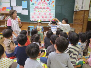 ２歳児がお祝いされています