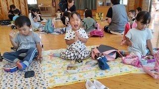 ３歳児がリズム室でお弁当を食べています