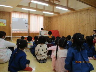 歯科衛生士の紙芝居を読んでいます