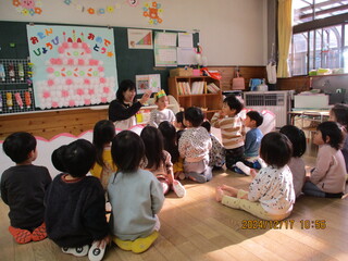 2歳児がお部屋で誕生日会をしています