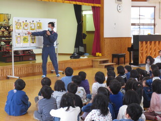 以上児がリズム室で消防士さんの話を聞いています