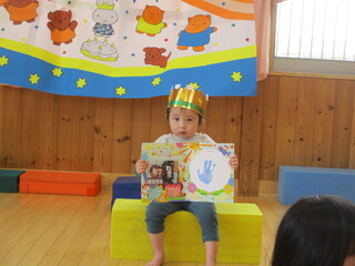 1歳児がプレイルームでお祝いされています