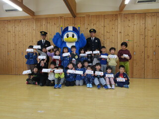 ５歳児が記念写真を撮っています