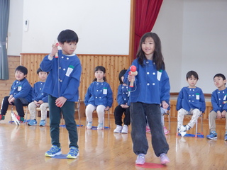 年長児がけん玉を披露しています