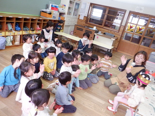 みんなでお祝いしています