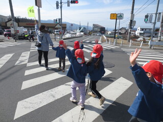 年長児が横断歩道を渡っています