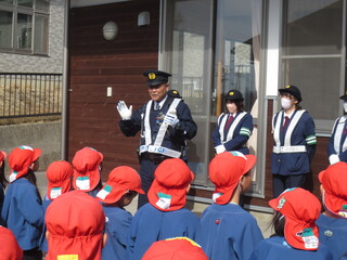 年長児が駐在さんの話を聞いています